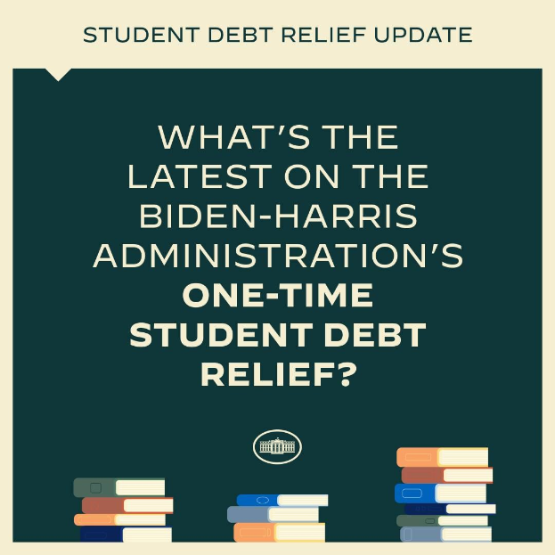 Plakat mit dem Text "Was gibt es Neues zum einmaligen Schuldenentlastungsprogramm der Biden-Harris-Regierung?" und Büchern unten.