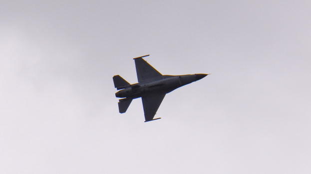 Ein Kampfflugzeug, das durch die Luft fliegt und seine Flügel ausbreitet