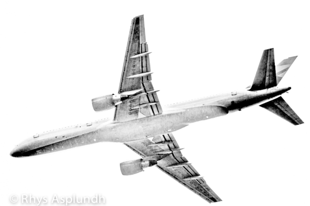 Ein Flugzeug fliegt am Himmel mit Text in der unteren linken Ecke.