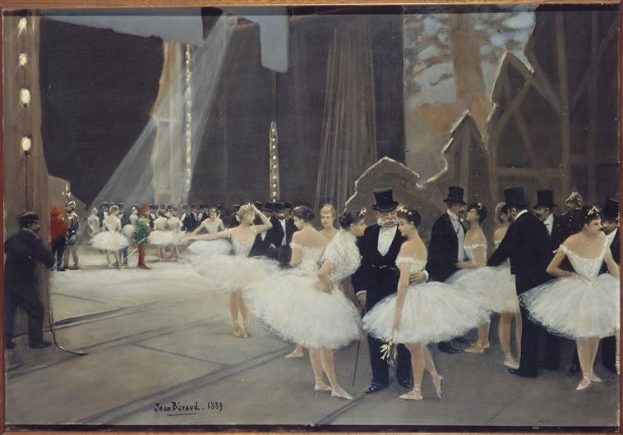 Ein Bild mit dem Titel "Tanz an der Oper" von Jean Beraud aus dem Jahr 1889, das eine Gruppe von Tänzern in weißen Tutus und Hüten auf einer Bühne zeigt, die von Lichtern beleuchtet und gerahmt ist.