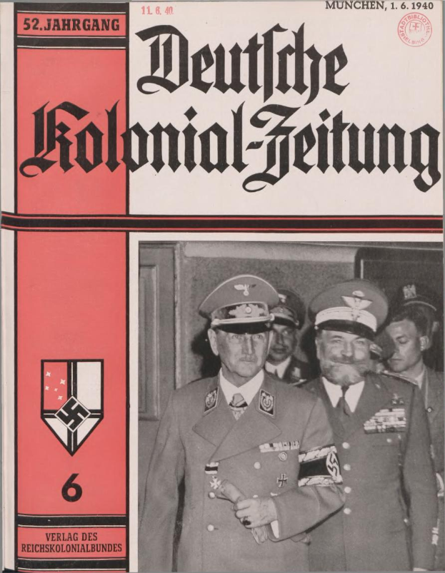 Ein Buch mit dem Titel "Deutsches Kolonial-Feitung" vom 11/1940, das ein Porträt von Adolf Hitler auf dem Cover zeigt, umgeben von einer Gruppe von Menschen mit Mützen.