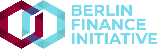 Logo der Berliner Finanzinitiative mit einem blauen Kreis mit weißer Umrandung und einem weißen "B" in der Mitte, umgeben von einem weißen Ring mit blau-weißem Karomuster, alles auf einem weißen Hintergrund mit fetter schwarzer Schrift, die "Berlin Finance Initiative" lautet.
