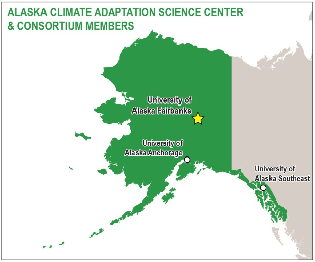 Plakat mit einer Karte von Alaska in verschiedenen Grüntönen, beschriftet mit "Alaska Climate Adaptation Science Center & Consortium Members" in fetter schwarzer Schrift.