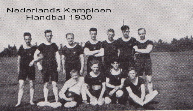 Schwarzes und weißes Foto einer Handballmannschaft aus dem Jahr 1930, mit einigen Mitgliedern im Vordergrund stehend und anderen sitzend, Bäumen und einem klaren Himmel im Hintergrund und Text oben.