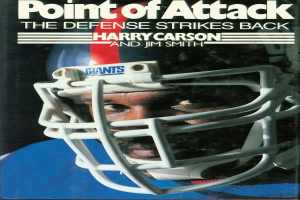Eine Person mit entschlossener Miene in einem Football-Helm, Buchumschlag für "Point of Attack: The Defense Strikes Back" von Harry Carson und Jim Smith.