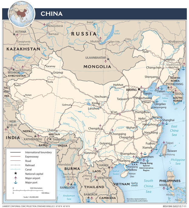 Detailierte politische Karte von China mit Nachbarländern, Grenzen, wichtigen Städten, Flüssen und geografischen Merkmalen, begleitet von erklärendem Text und einem Logo.
