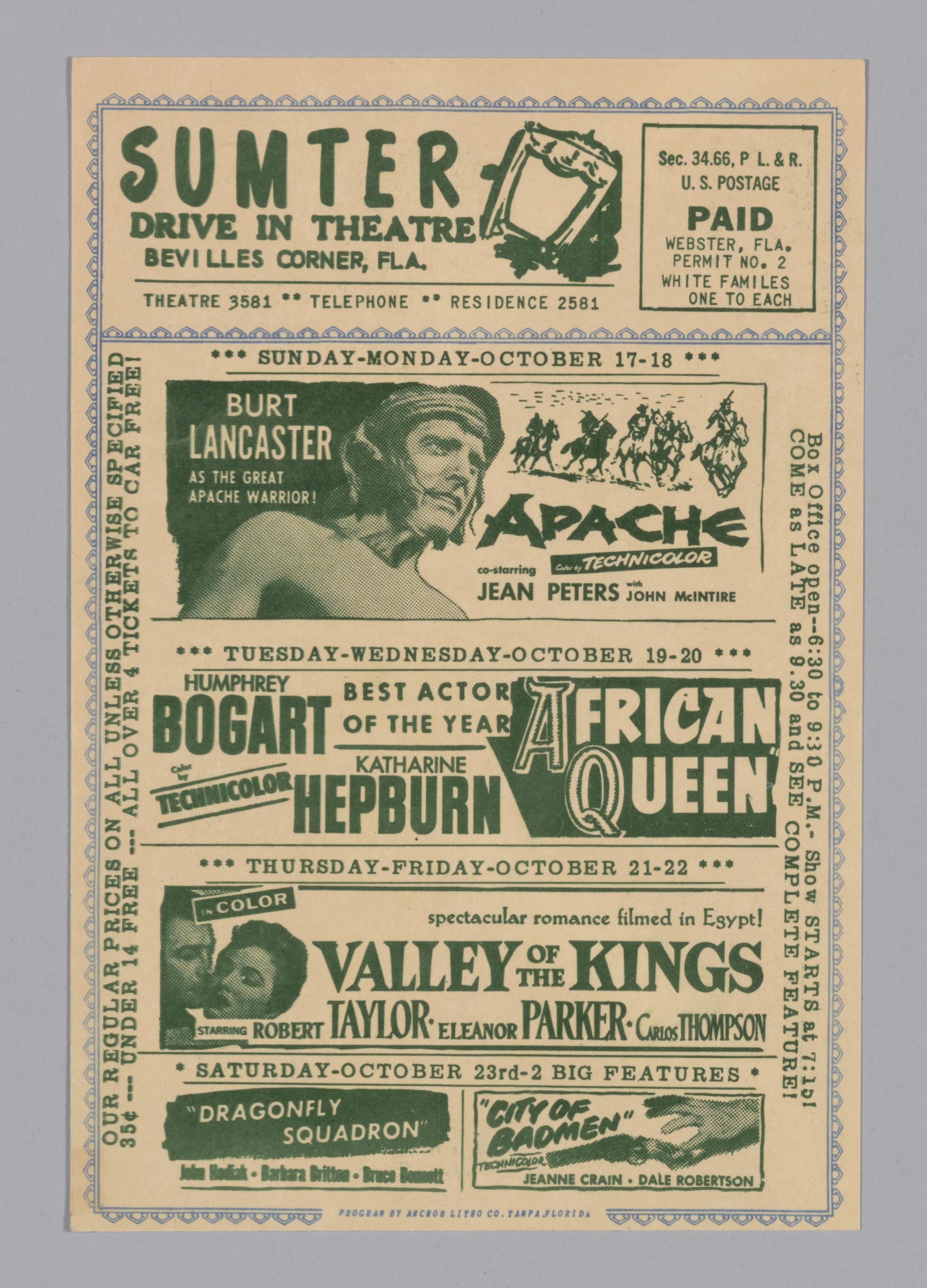 Ein Konzertplakat mit einem Mann in einem schwarzen Anzug, weißem Hemd und schwarzer Krawatte mit ernstem Gesichtsausdruck.