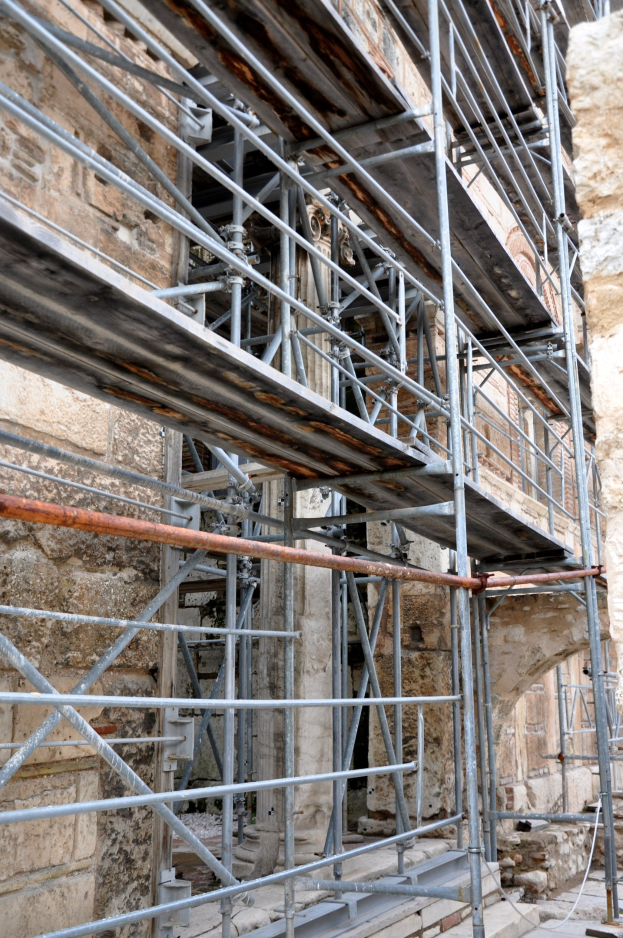 Gerüst aus Metallstangen und Treppen an der Seite eines Gebäudes im Bau