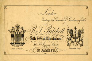 Eine alte Visitenkarte mit einem Mann und einer Frau, dem Text "Rifle & Gun Manufacturers" und zugehörigen Firmenlogos.