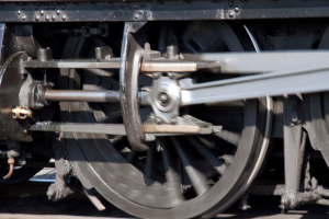 Eine Nahaufnahme eines Zugrads, das die Lauffläche und den Flansch zeigt.