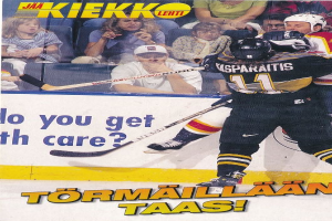 Ein Eishockeyspieler in Aktion auf dem Eis, der einen Helm trägt und einen Eishockeyschläger hält, mit ein paar Menschen im Hintergrund auf Stühlen sitzend und Text am unteren Bildrand.