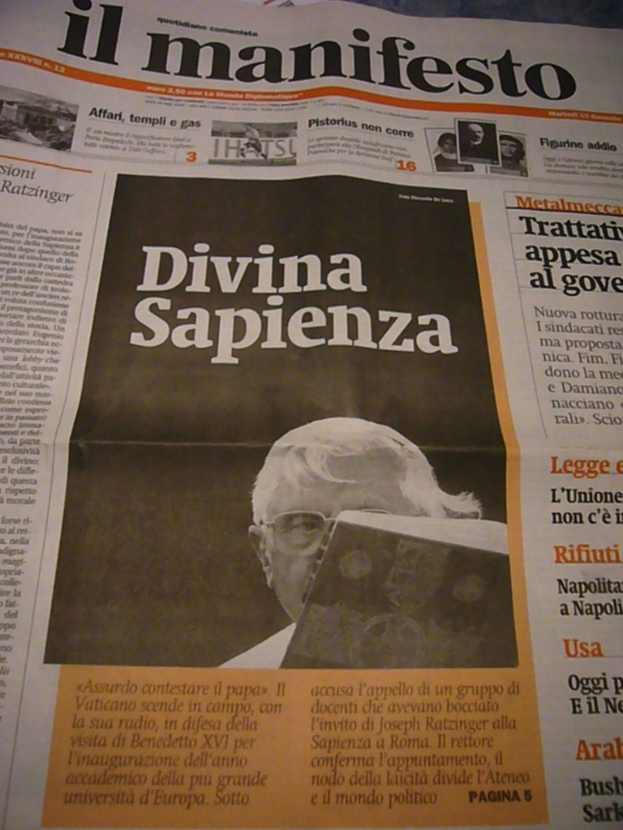 Zeitung mit Text darauf.