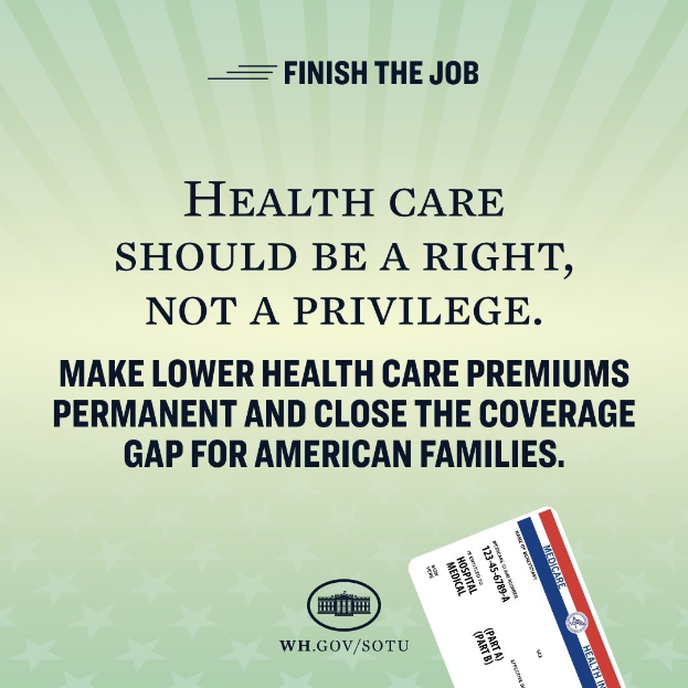 Ein Plakat mit dem Text "Beende den Job: Gesundheit sollte ein Recht sein, nicht ein Privileg" und einer Karte mit der Aufschrift "Mache niedrigere Gesundheitsbeiträge permanent und schließe die Versorgungslücke für amerikanische Familien."