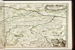 Ein aufgeschlagenes Buch mit einer detaillierten Karte von Bayern, einschließlich Städten, Dörfern, Flüssen und geografischen Merkmalen, mit begleitendem Text.