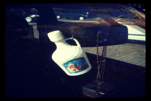 Ein Auto steht mit einer Kette und einer Flasche neben der Straße.