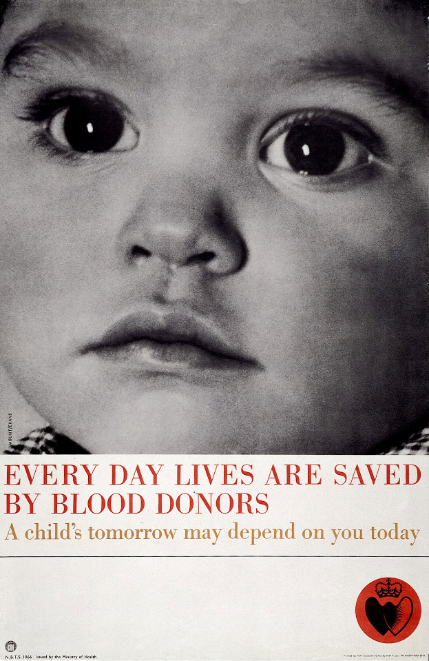 Ein Plakat mit einem ernsten Kindergesicht und der Text "Jeden Tag werden Leben durch Blutspender gerettet" in fetter, schwarzer Schrift.