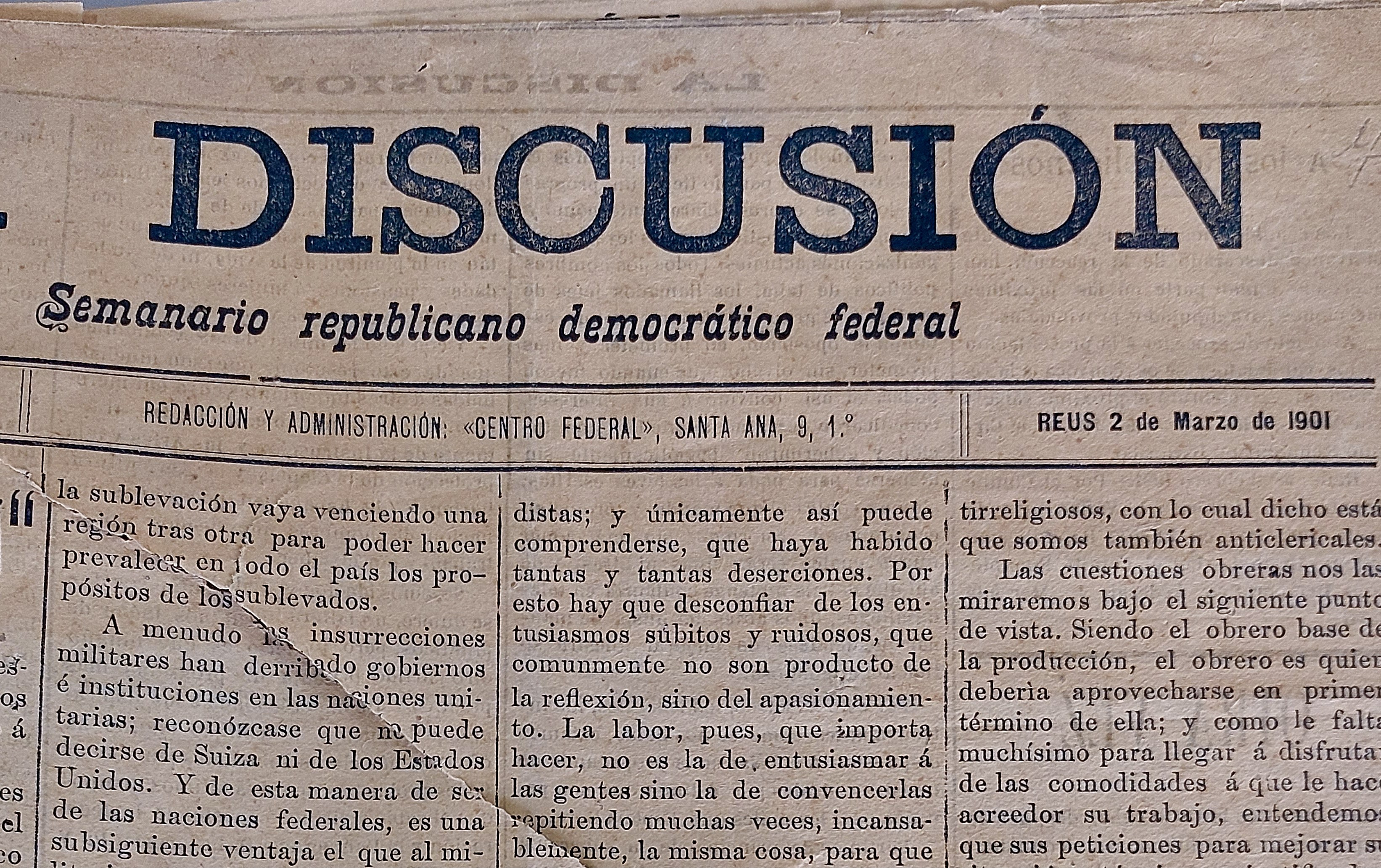 Gelblicher Zeitungsausschnitt mit schwarzer Tinte, Überschrift "Semanario Repúblicano Democrático Federal", das Wort "Diskussion" leicht zerknittert mit Anzeichen häufiger Benutzung.