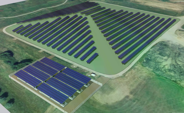 Eine Luftaufnahme eines großen Solarparks mit ordentlich angeordneten Panelen, umgeben von grünem Gras und Bäumen, unter einer strahlenden Sonne.