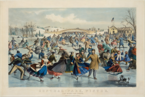 Eine Gruppe von Menschen, die auf einer Eisbahn im Central Park im Winter Schlittschuh laufen, umgeben von Bäumen und Häusern, mit einer Brücke im Hintergrund, bewölktem Himmel und einer Flagge, die weht. Text ist unten im Bild zu sehen.