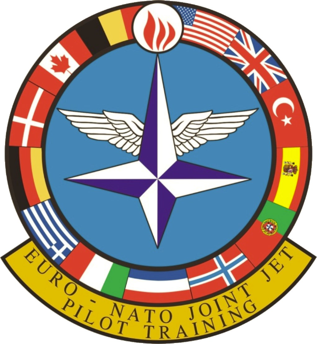 Logo der NATO Joint Jet Pilot Training mit einem blauen Kreis mit einem weißen Stern in der Mitte, umgeben von vier Fahnen in verschiedenen Farben und dem Text 'NATO Joint Jet' in weiß.