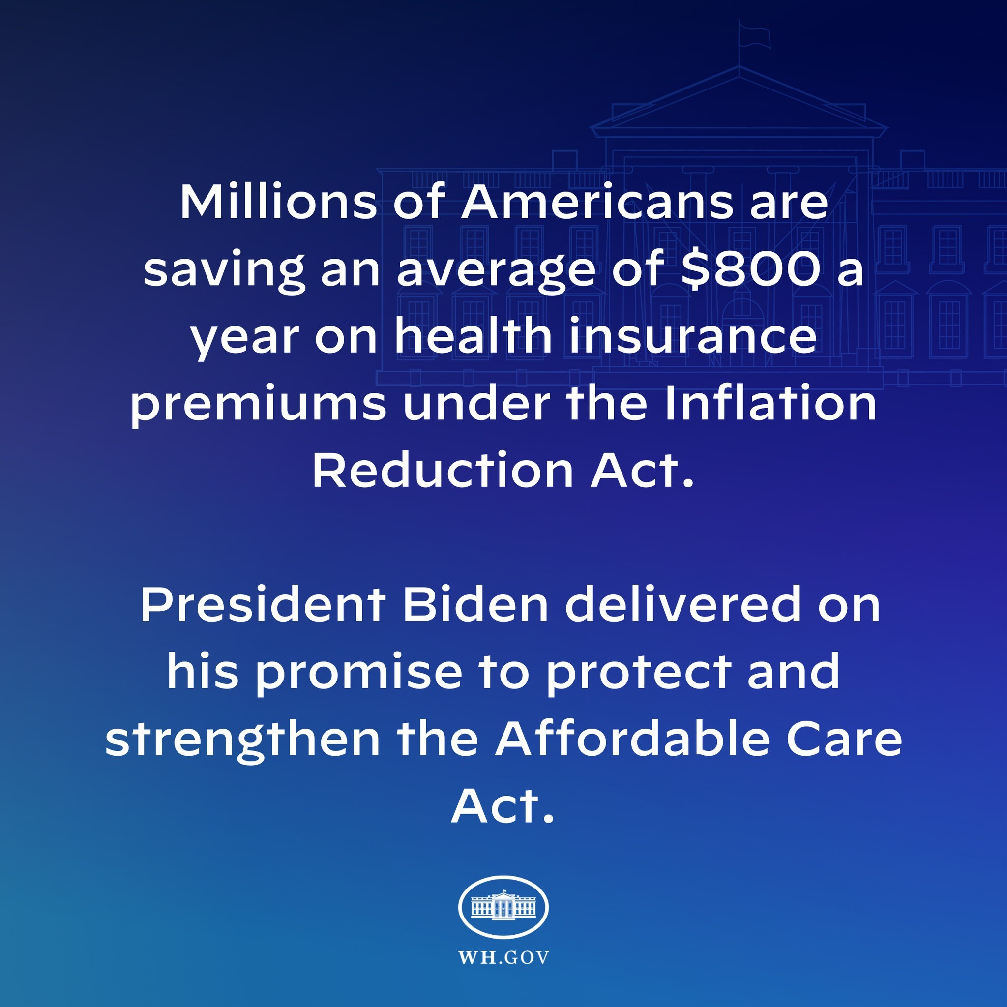 Blauer Hintergrund mit weißer Schrift, die besagt "Millionen von Amerikanern sparen durchschnittlich 800 USD im Jahr auf die Gesundheitsversicherungsprämien unter dem Inflation Reduction Act" in der Mitte, mit einem begleitenden Logo.