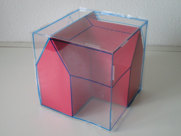 Ein pinkfarbener und blauer Wahlurne mit offenem Deckel, der auf einem weißen Tisch steht.