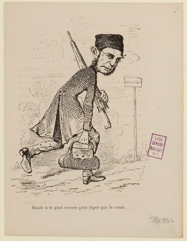 Ein Mann mit einer Waffe in einer Hand und einer Tasche in der anderen, der vor einer Tafel mit Text steht und einen entschlossenen Gesichtsausdruck hat.