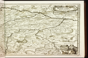 Ein aufgeschlagenes Buch mit einer detaillierten Karte von Bayern, auf der Städte, Ortschaften, Flüsse und andere geographische Merkmale eingezeichnet sind.
