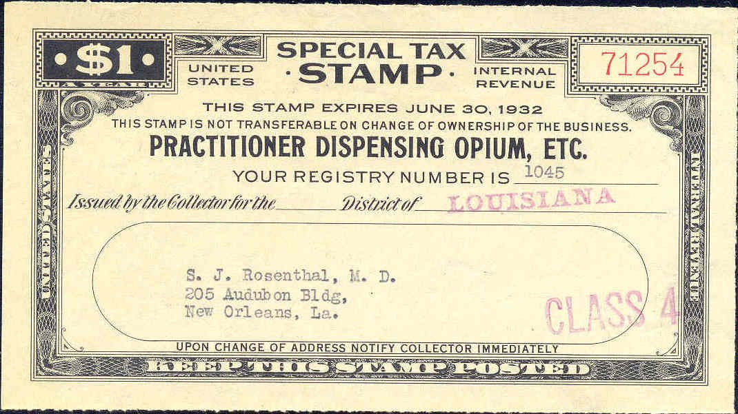 Schwarzer Hintergrund mit einer Steuermarke, auf der 'Practitioner Dispensing Opium, Inc.' steht