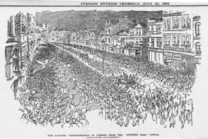 Schwarze und weiße Zeichnung einer Menge, die eine Straße zwischen Gebäuden entlanggeht, mit Text oben und unten: "Die Unionistendemonstration, wie sie vom Western Mail Office aus gesehen wird."