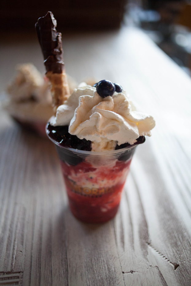 Ein Löffel Eiscreme auf einer Oberfläche.