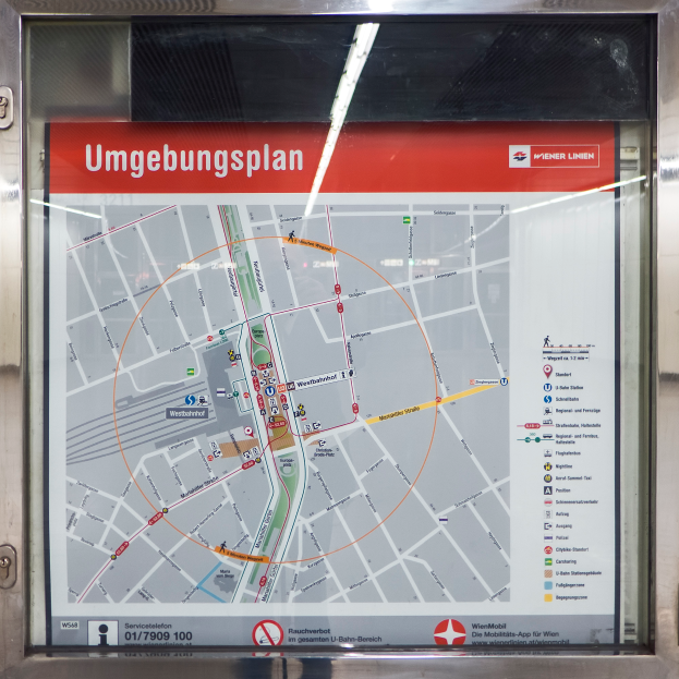 Ein detaillierter Routenplan von Münchens U-Bahn-System auf einer Glasplatte.