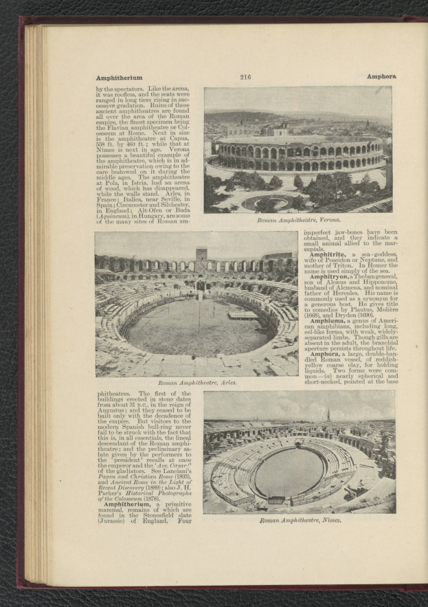 Offenes Buch mit Stadionbild und begleitendem Text und Bildern.