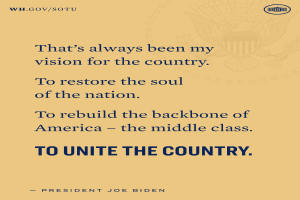 Ein Plakat mit einem Zitat des Präsidenten Joe Biden über die Wiederherstellung der Seele des Landes, den Wiederaufbau der Mittelschicht und die Einheit des Landes.