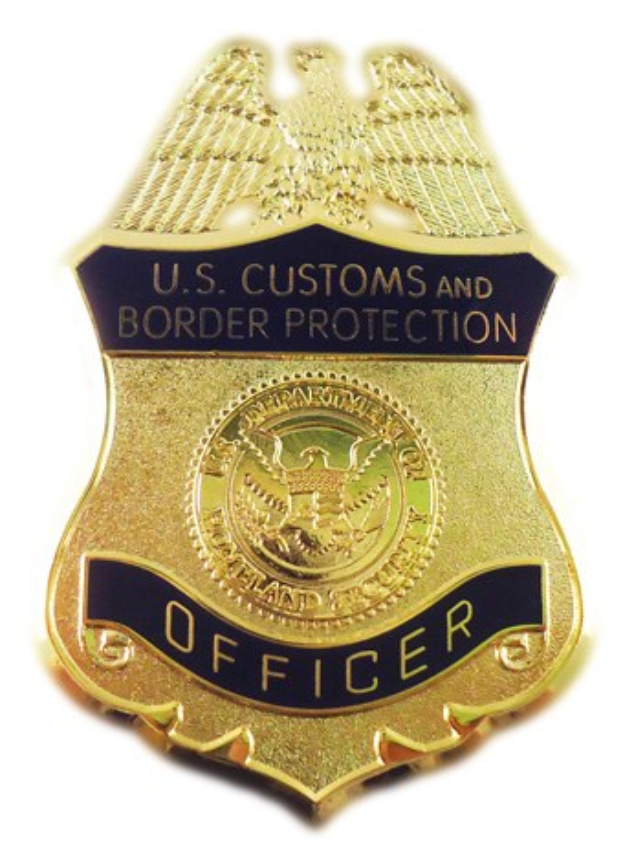 Goldabzeichen mit der Aufschrift "U.S. Customs and Border Protection Officer" in der Mitte auf einem weißen Hintergrund.