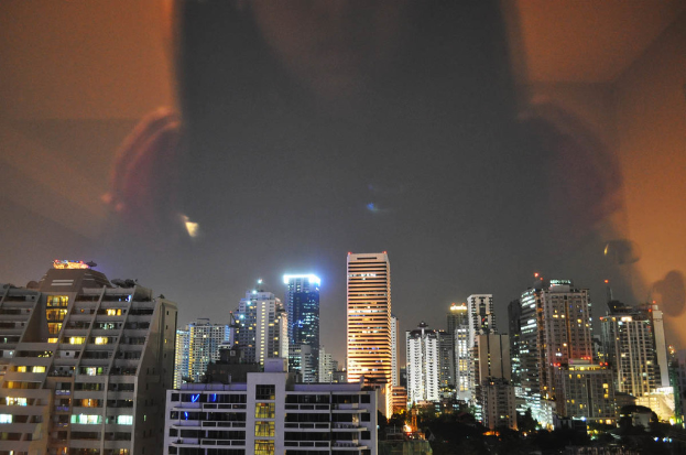 Gebäude mit Lichtern bei Nacht beleuchtet.