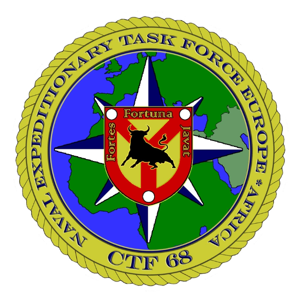 Ein blauer Kreis mit einem weißen Stern, einer weißen Taube und einem weißen Rand, der den Text "Naval Expeditionary Task Force Europe" in fetter schwarzer Schrift umgibt.